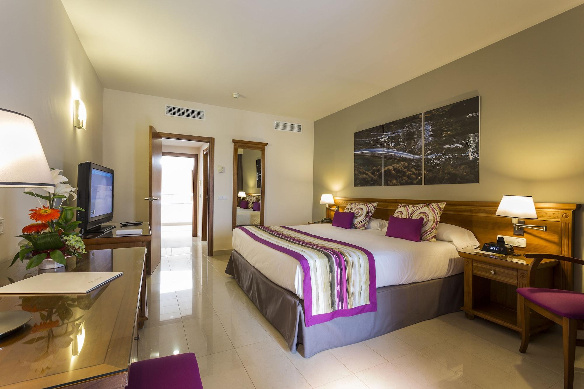 Grand Palladium White Island Resort & Spa Playa d'en Bossa Exteriér fotografie A room at the hotel