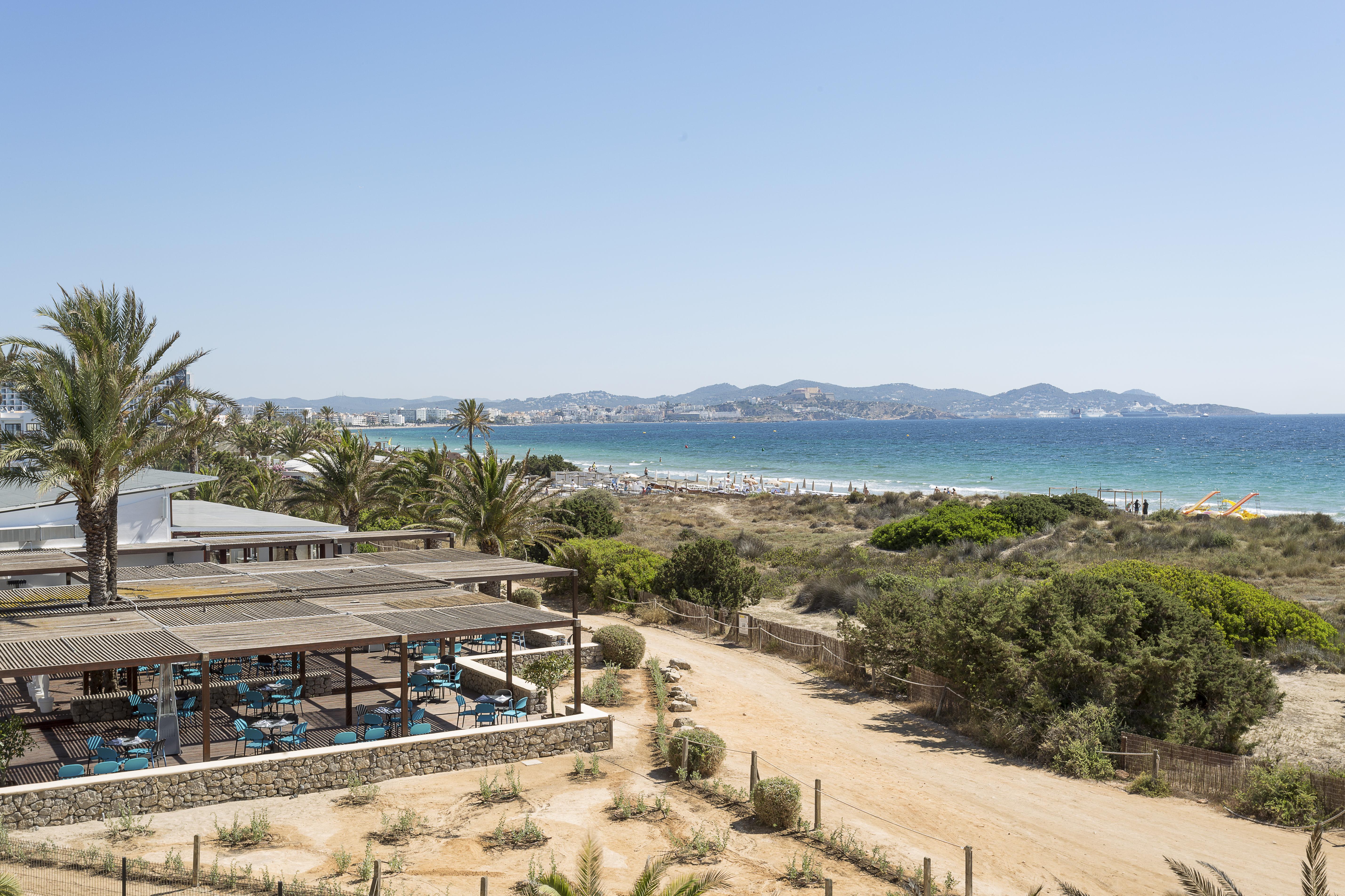 Grand Palladium White Island Resort & Spa Playa d'en Bossa Exteriér fotografie View of the beach