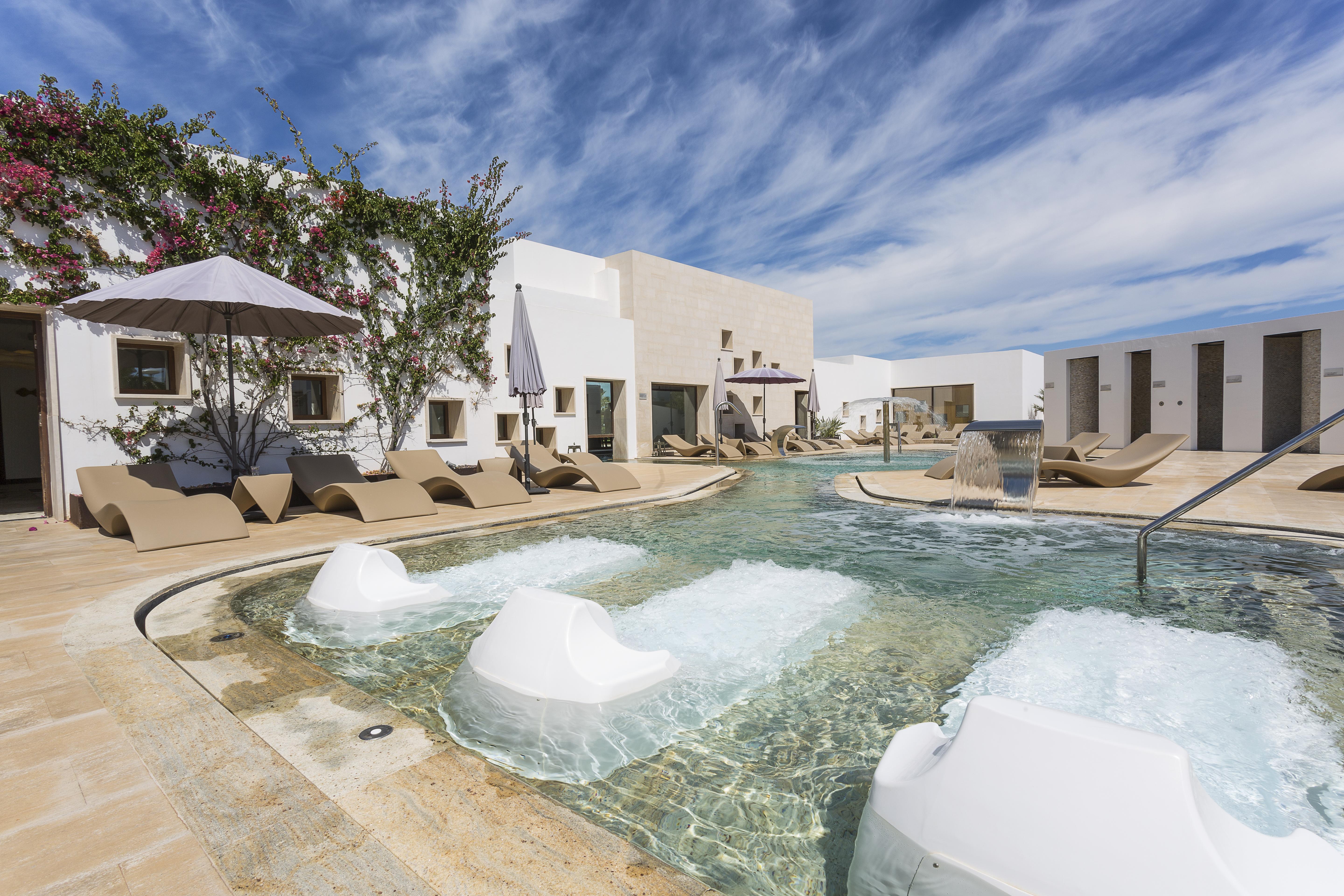 Grand Palladium White Island Resort & Spa Playa d'en Bossa Exteriér fotografie The hotel's swimming pool