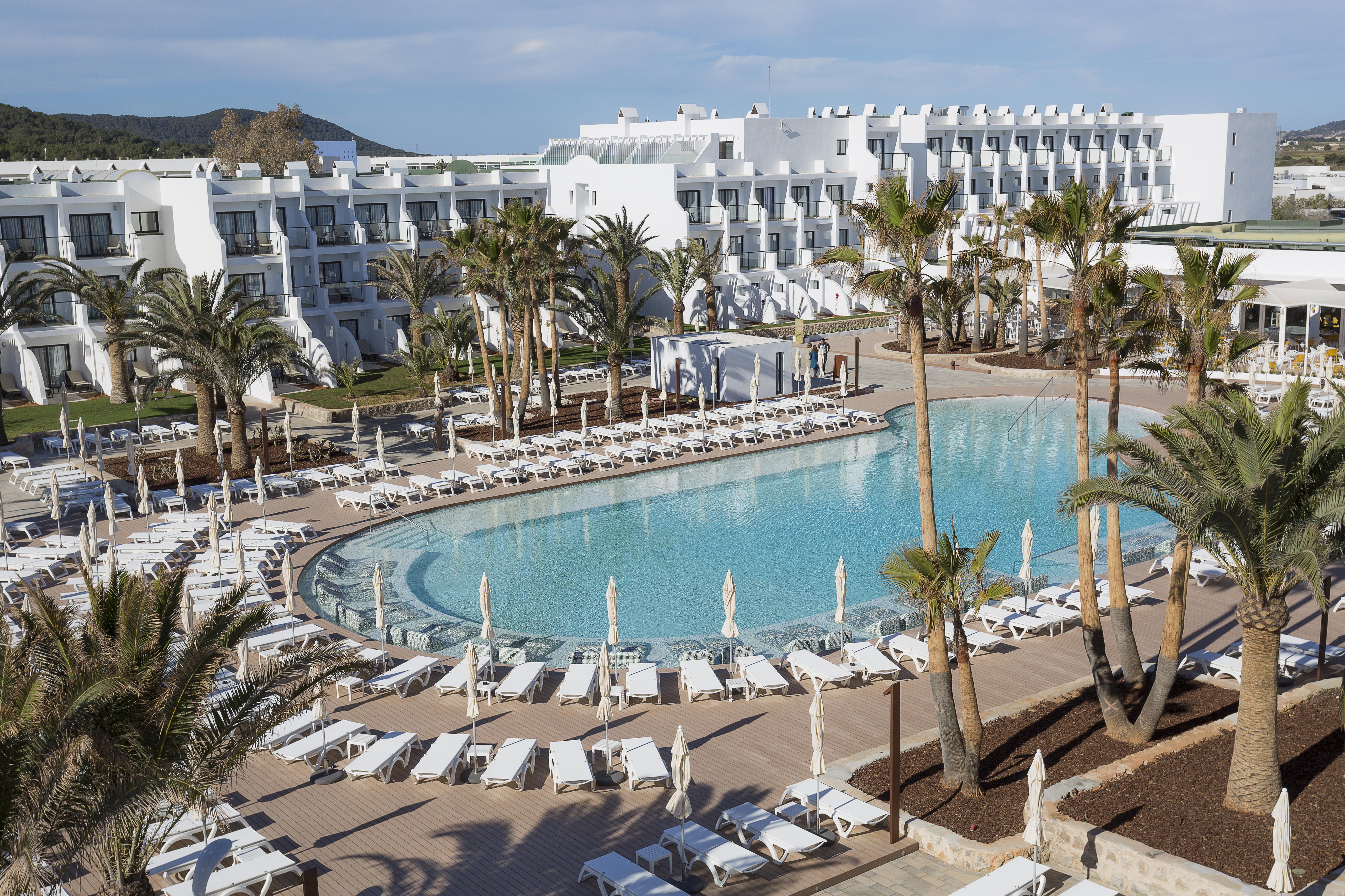 Grand Palladium White Island Resort & Spa Playa d'en Bossa Exteriér fotografie The hotel's main pool