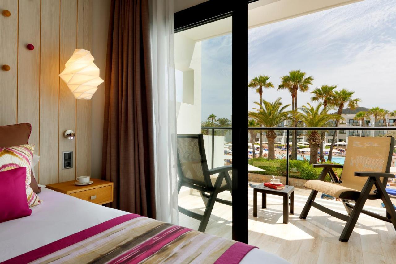 Grand Palladium White Island Resort & Spa Playa d'en Bossa Exteriér fotografie A room at the hotel
