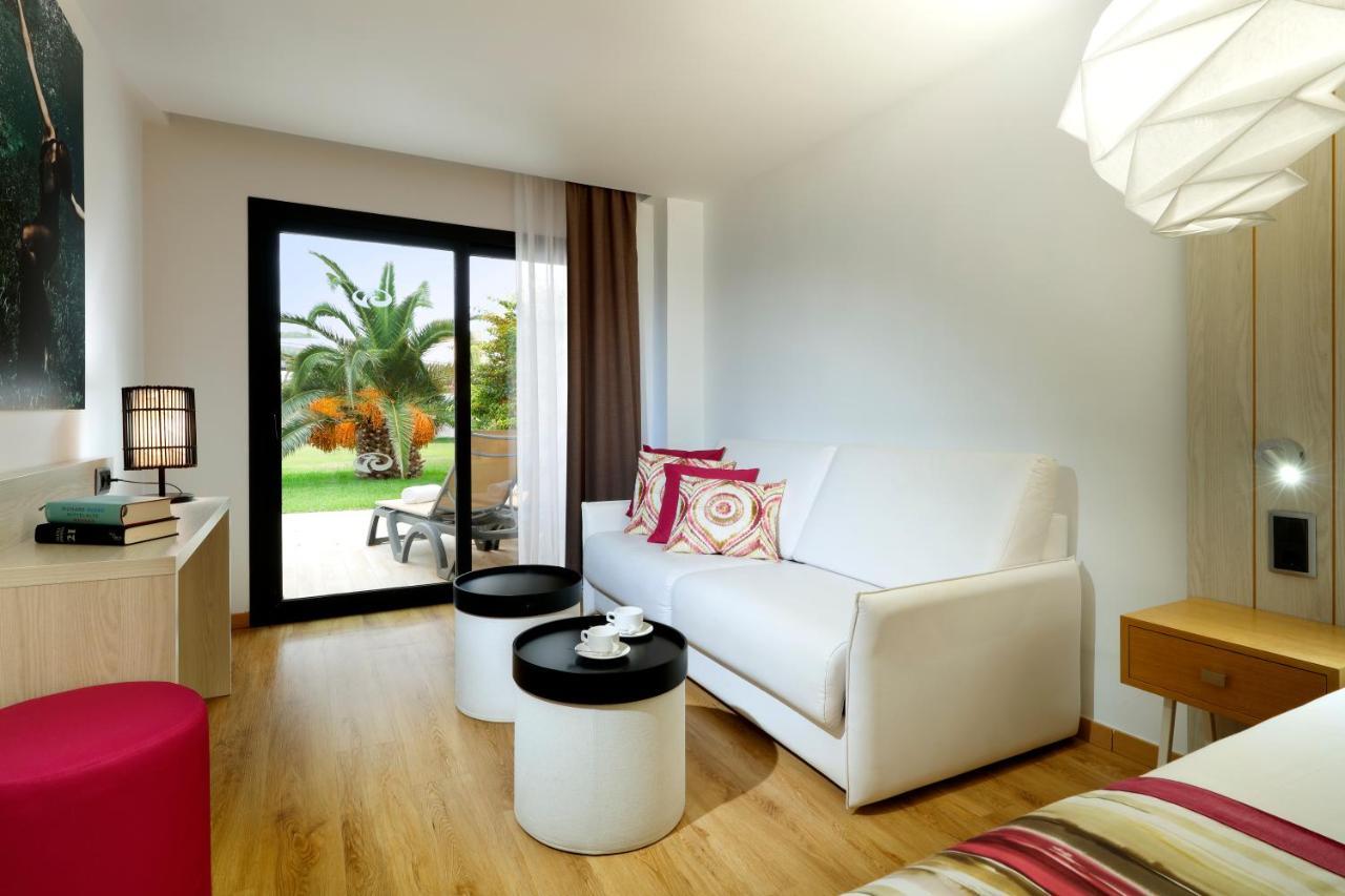 Grand Palladium White Island Resort & Spa Playa d'en Bossa Exteriér fotografie A room at the hotel