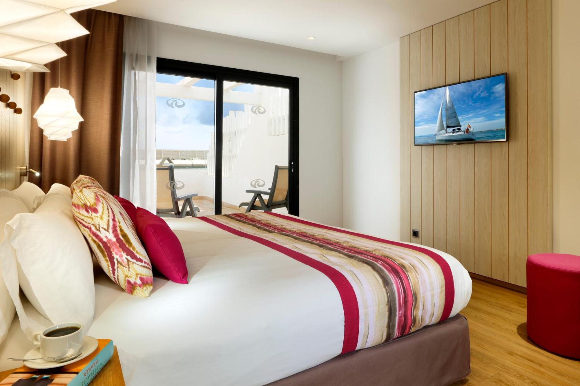 Grand Palladium White Island Resort & Spa Playa d'en Bossa Exteriér fotografie A room at the hotel