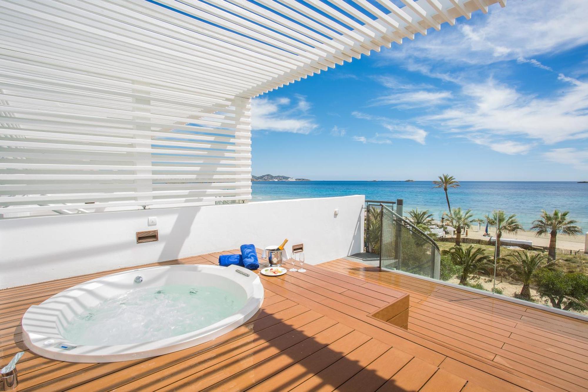 Grand Palladium White Island Resort & Spa Playa d'en Bossa Exteriér fotografie A private hot tub at a hotel