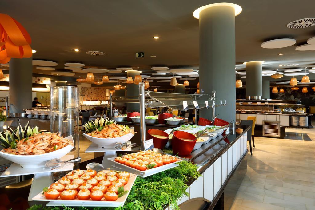 Grand Palladium White Island Resort & Spa Playa d'en Bossa Exteriér fotografie Buffet at a hotel